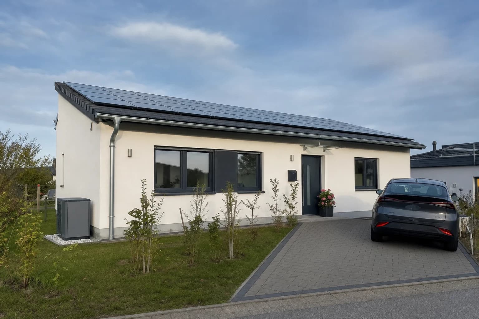 Kompakter Neubau-Bungalow von 2020 mit Wärmepumpe, Photovoltaik und Wallbox