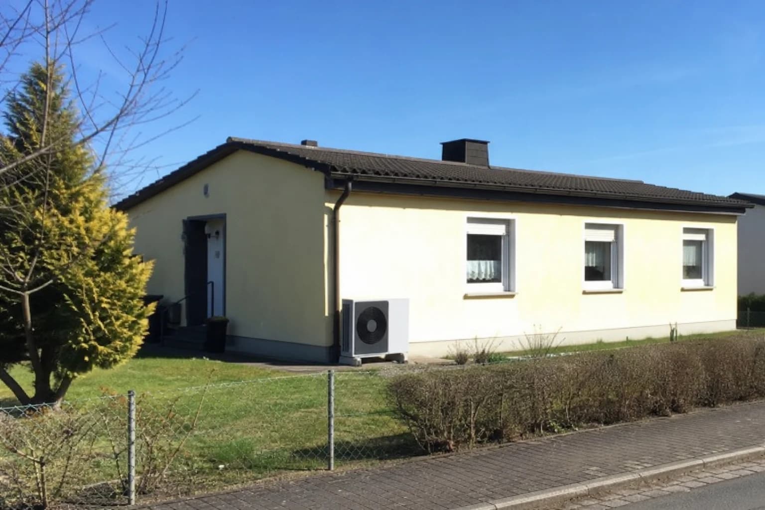 Kleiner Bungalow von 1971 mit neuer Luft-Wasser-Wärmepumpe