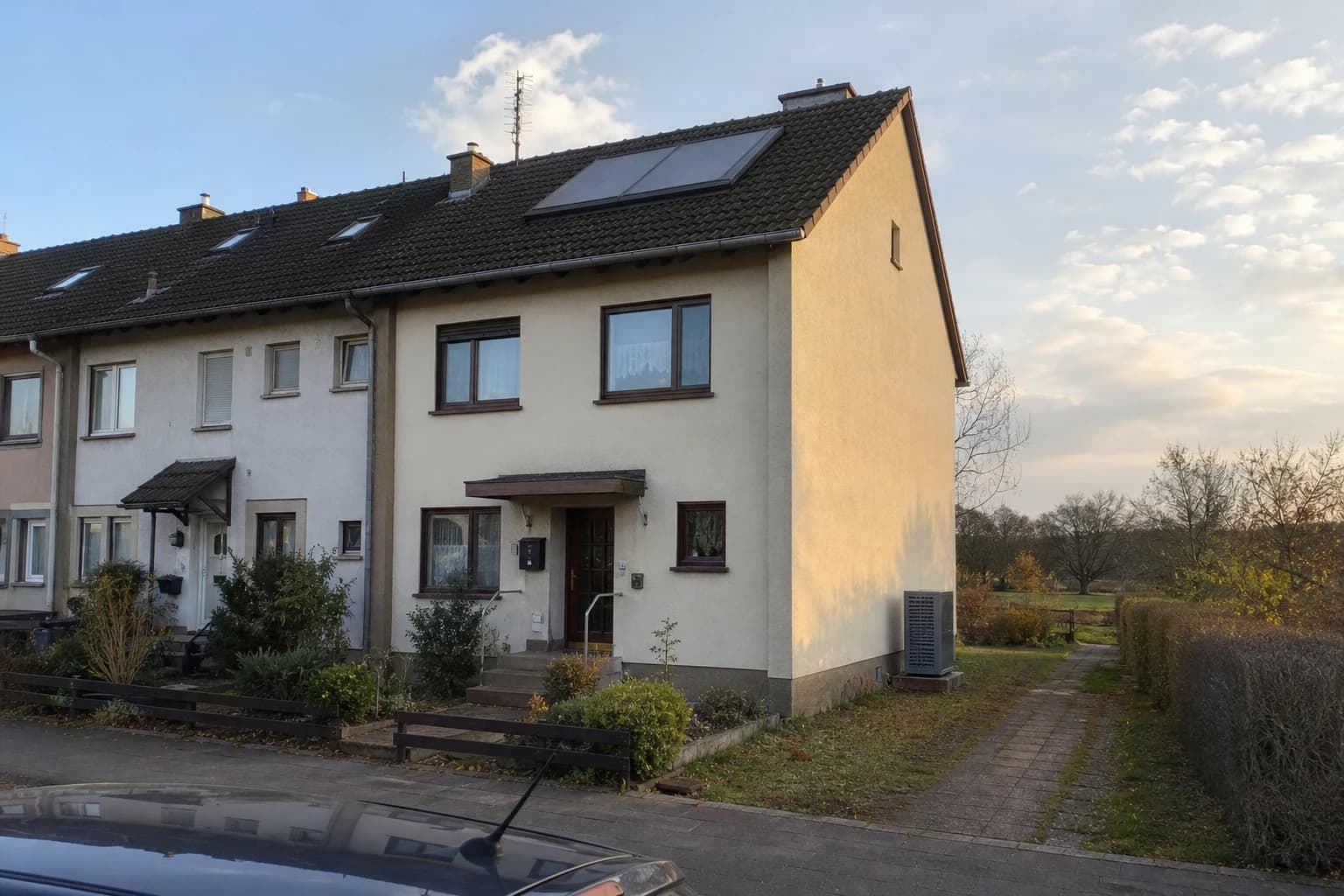 Reihenendhaus von 1986 mit Wärmepumpe an der Giebelseite